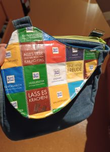 Handtasche Carla aus Ritter Sport Verpackungen genäht von GrünBlauMeliert, Nähanleitung und Schnittmuster von shesmile DIY.