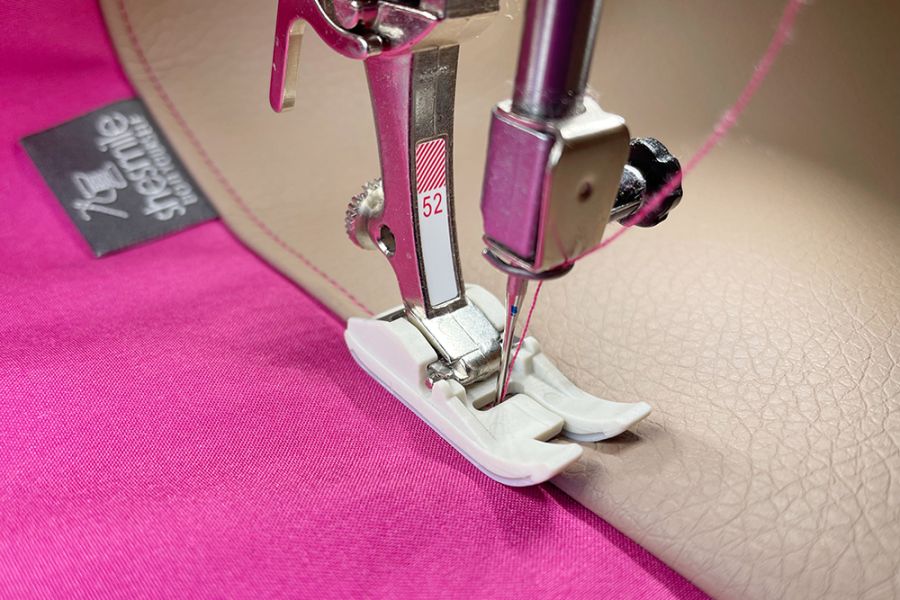 Von Nähfüßchen, Nähgarn, Nähnadeln und Stichlängen. Hier meine Tipps & Tricks zum Nähen mit Leder, Kunstleder oder beschichteten Stoffen. Hilfe von shesmile.