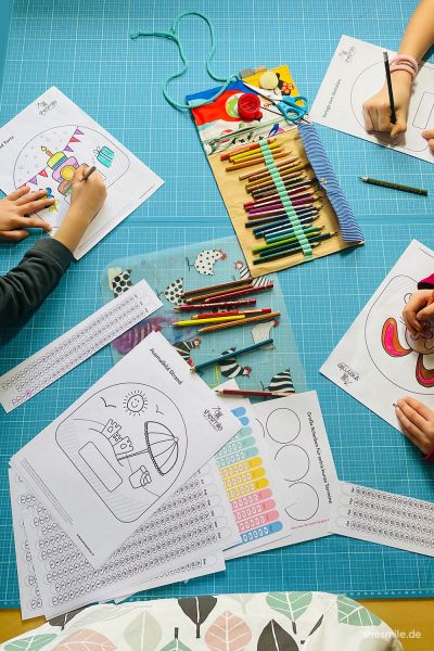 Basteln mit den Kindern! Zum Jahreswechsel haben wir wieder neue "Countdown für Ungeduldige" gebastelt. Diesmal zu den Themen Hypersensibilisierung, Geburtstag und Ostern. Es hat meinen Töchtern und der Nachbarsfreundin richtig viel Spaß gemacht.