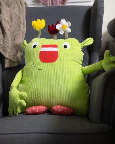 "Genäht habe ich es aus einem knallgrünen Cordstoff ... alle anderen Materialien hatte ich in meinem Stoffregal oder in meiner Applizierkiste. Einige Elemente habe ich aus Filz genäht und dank des Blogbeitrags von shesmile, wusste ich, wie ich die „Haare“ stabil bekomme – Pfeifenputzer!" Im Blogbeitrag findest du auch ein Video, wie das Kleine Wir genäht wurde.