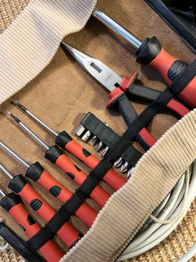 Das Rollmäppchen "RollPack" ist wirklich super! Die Schraubendreher fliegen endlich nicht mehr lose in der Werkzeugtasche rum. Durch die vielen, verschiedenen, Variationsmöglichkeiten sind Dir quasi keine Grenzen gesetzt. Außer vielleicht die eigenen Kreativität. Die Anleitung ist absolut ausführlich beschrieben und umfangreich bebildert. Auch die Erläuterung von Pro und Kontra, bezüglich der verschiedenen Verschlussmöglichkeiten, ist eine große Hilfe bei der Entscheidung, je nachdem was in die Rolle rein soll. Überlegungen, an die man selbst vielleicht nicht denken würde. Anpassungen sind leicht umsetzbar. Das RollPack ist auch für Anfänger echt gut geeignet. Und man hat in relativ kurzer Zeit, ein tolles Nähergebnis. Egal ob für sich, oder auch als Geschenk! Kurzum, ich bin begeistert!