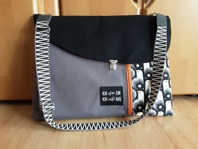 Ich habe mir einen neuen Laptop zugelegt und da musste dann natürlich auch eine passende Tasche dazu genäht werden. Also habe ich mich an die Tasche Smartkram gewagt. Leider habe sie die Klappe seitenverkehrt genäht, aber mir gefällt sie trotzdem. Ich liebe sie!