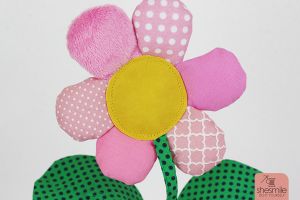 Nähanleitung und Schnittmuster gestaltet als PDF-E-Book von shesmile für Frieda Knopfblume. Die Zimmerpflanzen aus Stoff für das Kinderzimmer, Allergiker, Vielreisende, kranke und alte Menschen, schattige Plätzchen oder Pflanzendummies wie mich!