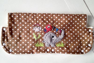 Fertige, bestickte Kinderwagenmuffs findest du im DaWanda-Shop von "Tante Emmas Katzenwäsche".