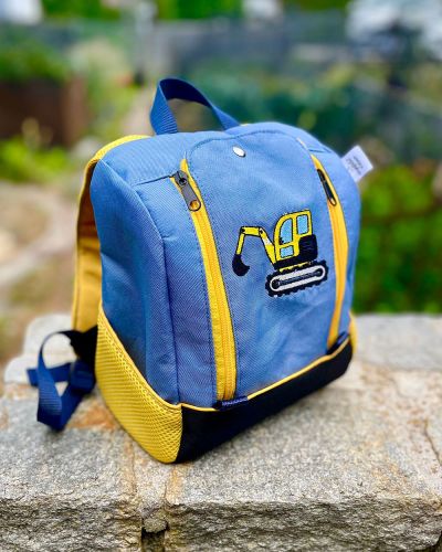 Für das Enkelkind von Freunden gab’s einen Klappack mit Baggernotiv! Material von Snaply und der Stoffschwester. Der Kleine ist voll happy mit seinem einzigartigen Rucksack!
