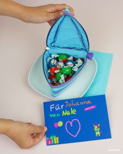 Ein Blaubeer-Streuselkuchen als Geschenkverpackung