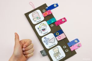 Immer gleiche Aufgaben am Morgen und Abend kinderleicht abhaken! Mit der Checkliste aus Stoff "Kinderleichte Routine". Nähanleitung und Schnittmuster als PDF-E-Book von shesmile.