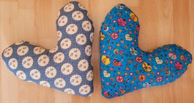 Heute zwei Herzkissen fertiggestellt für eine Instagram-Freundin, die nächste Woche operiert wird. Das Paket geht morgen zur Post und bringt ihr hoffentlich etwas Trost.