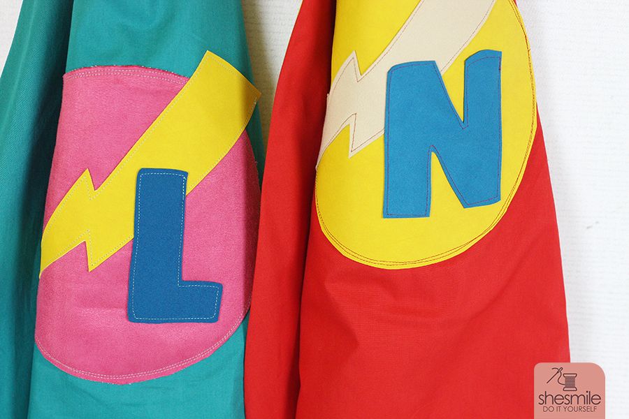 Einen Superhelden-Umhang für Kinder nähen! Ein Schnittmuster Freebook von Kid5, genäht mit applizierten Buchstaben Letterello von shesmile.