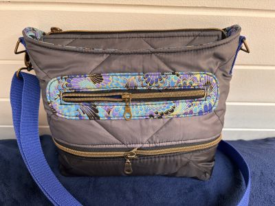 Genau DIE Tasche, die ich schon immer haben wollte! Als Besonderheit habe ich vorne noch eine Reissverschlusstasche für mein Handy eingebaut. Innen noch 2 Steckfächer für Kleinkram!