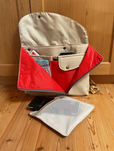 Beige ist nicht meine Farbe, ich hatte aber den Stoff rumliegen. Der Plan ist, die Tasche zu bemalen und für Malsachen zu verwenden. Bisher hat mich aber der Mut verlassen, es auch zu tun.