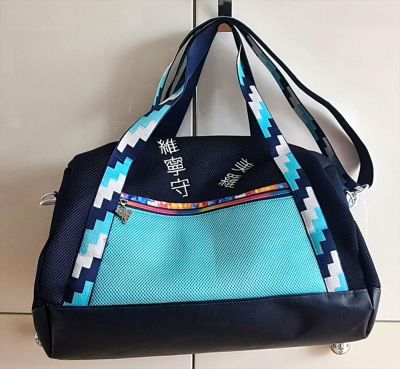 Ich habe aus Mesh zwei Sporttaschen genäht. Leider hab ich seiner Zeit nur welches bekommen ohne Geweberückseite. Das ist dann etwas zu durchsichtig, war zu mindest für eins meiner Projekte. Musste die Tasche noch mal zusätzlich füttern. War ein wenig kompliziert aber habs hin bekommen. Würde gern noch mehr aus dem Material machen nur im Moment fehlt mir die Inspiration wofür ich welches Mesh nutzen soll.