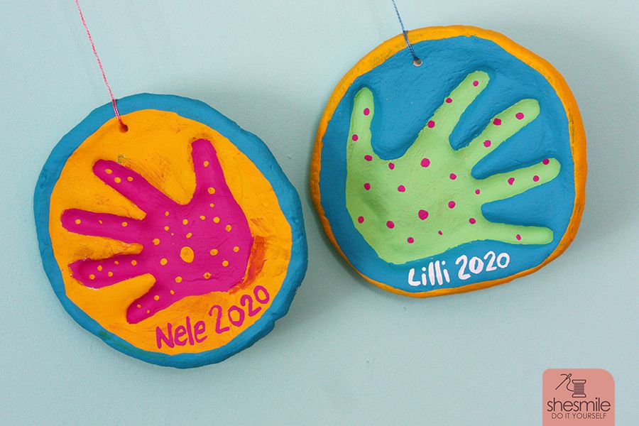 Handabdrücke und Osterdeko aus Salzteig basteln. Ein Rezept und mit Bastelanleitung von shesmile. Mit Tipps und Tricks. Klappt sicher. Ein Spaß für Eltern, Mama und Kinder.