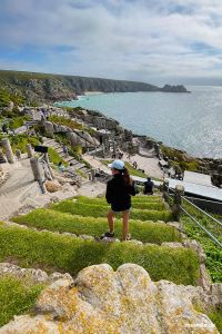 Blick vom Minack Theatre auf den Logan Rock