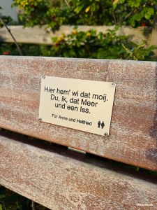 Hier haben wir es schön. Du, ich, das Meer und ein Eis.