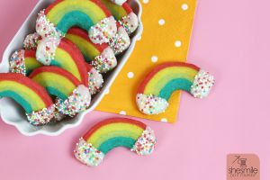 Regenbogen-Butterplätzchen mit weisser Schokolade-Wolken