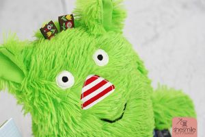Ein KummerKorki im Stil des „Kleinen Wir“. Nähanleitung und Schnittmuster gestaltet als PDF-E-Book von shesmile für einen Kuscheltier und Kummertier KummerKorki mit Latzhose und Platz für Taschentücher, Süßigkeiten oder Sorgenzettel.
