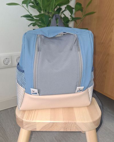 Ich habe den Mini KlapPack von shesmile für meinen Enkel zu seinem 1. Geburtstag genäht. Nachdem ich vor 3 Jahren bereits denselben Rucksack in rosa für die große Schwester genäht habe, musste natürlich für den kleinen Bruder die Variante in blau folgen 🙂 . Genäht habe ich den Rucksack aus Kunstleder und Softshell, gefüttert mit Baumwollstoff.