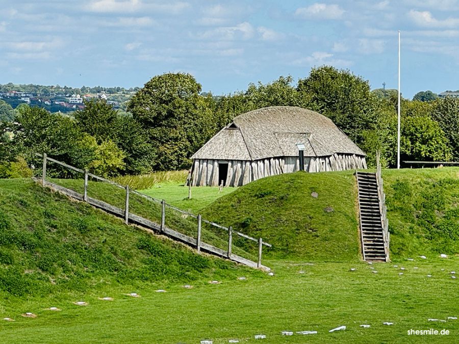 Auf den Spuren von König Harald Blauzahn: Vikingermuseum Fyrkat - Besuch der historischen Ringburg in Dänemark. shesmile Erlebnisse Reisetagebuch.