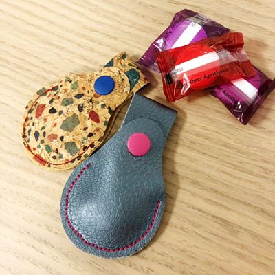 Ich habe mich für die Prym "Color Snaps Mini" 9mm entschieden, die werden ja auch durch ein vorgestanztes Loch angebracht. Der bunte ist aus Kork, der graue aus Kunstleder.