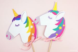 Die Einladungskarte aus Papier zum Selberbasteln für deine Einhornparty. Bastelanleitung und Druckvorlagen gestaltet als PDF-E-Book, Printable von shesmile.