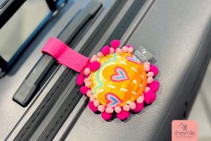 Nähanleitung und Schnittmuster von shesmile, Stoff von Bine Brändle. Einen Kofferanhänger mit Klettverschluss und Bommelborte nähen. Einfach. Kreativ. DIY.