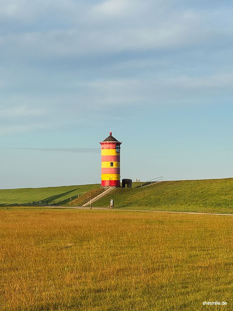 Anreisetag: Morgens am Pilsumer Leuchtturm, Abends am Juister Strand