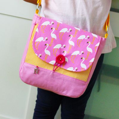 Die Kinder- und Damenhandtasche zum Umhängen. Mit großem Hauptfach und integriertem Münzfach.