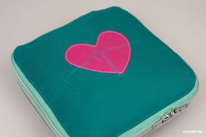 Eine Notfallapotheke nach dem Schnittmuster Medikamendentasche ZipKram von shesmile DIY. Nähidee: Eine gut sortierte Erste-Hilfe-Tasche für den Wanderrucksack