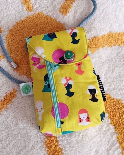 Die Handytasche Smartkram von shesmile aus Baumwollstoff aus meinem Stoffvorrat. Ich habe diese für mich genäht.  Besonders wichtig war für mich die Bedienung für Linkshänder.