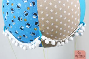 Ein Adventskalender Adventsballon mit Krümelmonster in blau-gelb für mein Patenkind. Nähanleitung und Schnittmuster gestaltet als PDF-E-Book von shesmile für einen Adventskalender und Kinderzimmerdeko Adventsballon in Form eines Heißluftballons. 24 kleine Geschenke oder ein Musikwürfel finden ihren Platz an den Halteschlaufen am oder im Körbchen.