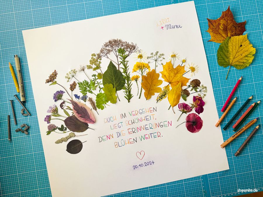 Mama-Tochter-Quality-Time, denn man ist nie zu alt für ein Blätterbild. Ein Regenbogen-Wandbild aus getrockneten Blumen basteln.