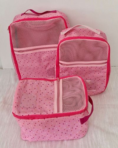 Packwürfel S, M und L. Ich habe Baumwollstoffe und rosaroter Netzstoff genommen. Diese Packwürfel waren für das 8jährige Patenkind meines Sohnes, das im Juli nach Bogota (Kolumbien) ausgewandert ist. Sie freute sich sehr über die Packwürfel und die Ordnung im Koffer. Wichtig war, dass ich ihre Wunschfarben Pink und Rosa genommen hatte.