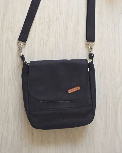 Ich habe die Handtasche Ulla für meine Schwiegermutter genäht. Es ist aus dünnen Polsterstoff. Sie hat sich immer eine kleine hübsche dezente Tasche gewünscht wo sie nur ihren Geldbeutel, Schlüssel und Tempos einpacken kann.