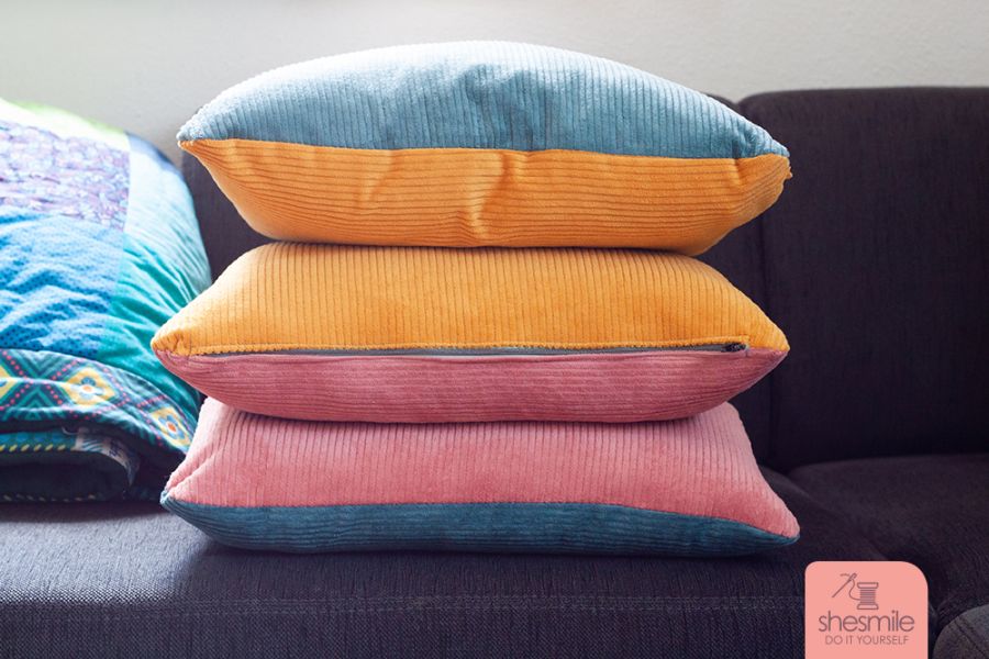 Nähanleitung von shesmile. Material von Snaply. Näh dir kuschelweiche Sofakissen aus Cord-Stoff mit Reißverschluss nach der Nähanleitung von shesmile DIY.