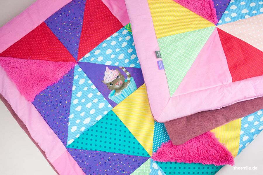 Nach der Nähanleitung und Schnittmuster "GerdaGemütlich" von shesmile. Eine katztastische Patchworkdecke nach der Farbvorlage meiner Tochter nähen.