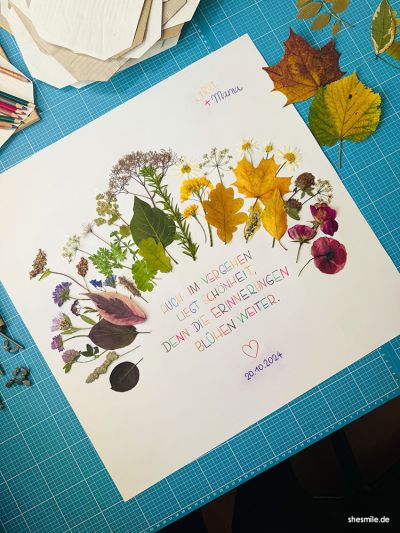 Einen Regenbogen aus getrockneten Blumen basteln - Ein Beitrag über Abschied und Neuanfang mit extra viel Mama-Tochter-Quality Time! Denn man ist nie zu alt für ein Blätterbild.