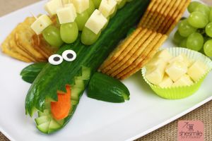 Ein Gurken-Krokodil mit Trauben-Käse-Rücken zum Kindergeburtstag. So schnell und einfach gehts! Kreativ mit shesmile.