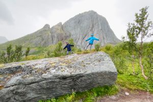 Mit der Fähre von Brensholmen nach Botnham. Wanderung mit Kinder auf den Hesten unter extremen Bedingungen. Senja in Norwegen. shesmile Erlebnisse Reisetagebuch