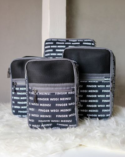 Ich hab den Packwürfel ZipKram 2x in Größe S sowie in Größe M und L genäht ohne den Zipkram-Reißverschluss zum komprimieren, die Variante werde ich aber definitiv noch nähen, da ich die Packwürfel einfach genial finde. Vernäht habe ich Airmesh, Canvas und wasserfeste Baumwollstoffe und nähe mit einer Bernina B770 QE. Die Anleitung war wie immer wunderbar und leicht nachzunähen. Die Taschen werden uns in den nächsten Urlauben begleiten und endlich für was mehr Ordnung entweder im Koffer, der Klappbox und sicherlich auch in der Dachbox sorgen. Verwendetes Material: Air Mesh und Reißverschlüsse von Snaply, Gabardine Canvas von kleine Auszeit Shop und wasserdichter Canvas. Die Materialien von Snaply und KleineAuszeitShop kann ich von Herzen empfehlen!