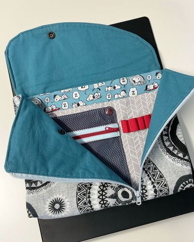 Ich habe die Tasche Smartkram genäht. Sie ist meine absolute Lieblingstasche und wird von mir genutzt, um mein Ipad im Job dabei zu haben.
Ich steh auf Taschen, die nicht so 0815mäßig daher kommen und unterschiedliche Möglichkeiten für Unterbringung haben, viele Fächer usw.