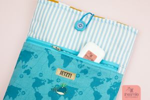 Nähanleitung und Schnittmuster von shesmile. Eine Schutzhülle aus Stoff mit Reißverschlusstasche für das iPad nähen. Sicher geschützt auf Reisen und unterwegs.