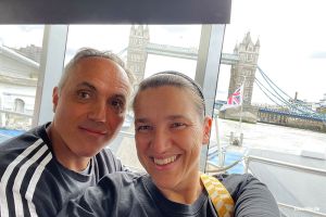 River Boat auf der Themse mit Blick auf die Tower Bridge
