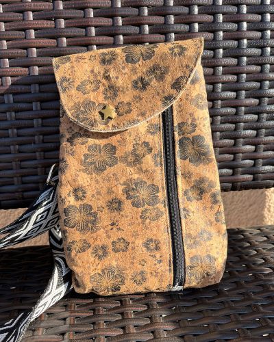 Ich habe die Handytasche Smartkram genäht. Es war ihr wichtig eine kleine schmale Tasche mit ausreichend Platz für Handy und kleinen Geldbeutel zu haben. Ich hatte früher schon einmal eine für meine Große Tochter genäht und nun eine für mich.
