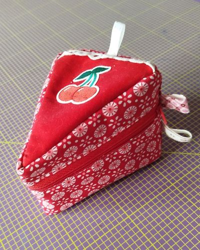 Ich habe die Torten Tasche genäht. Die Tasche ist aus Webware Baumwolle. Woher die Stoffe kommen, weiß ich nicht, weil ich die mal geschenkt bekommen habe von einer Freundin, die mit dem Nähen aufgehört hat. Oben auf dem roten Stoff habe ich ein Kirsch Bügelbild (ich glaube von Kik oder Tedi) gemacht. Die Tasche ist ein nachträgliches Geburtstagsgeschenk für eine Freundin, die ich am 1.8. besuchen werde. (Die wohnt weiter weg von mir).