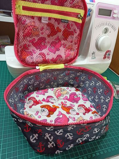Ich habe die Medikamententasche Zipkram genäht. Das Material ist tatsächlich ein Upcycling Projekte aus Baumwollstoff und beschichteter Baumwolle. Ursprünglich war das mal eine Lunchbag in der ich für Reisen Medikamente hatte, jetzt ist diese Zipkram Tasche auch wieder für Medikamente aber soviel übersichtlicher als der Beutel vorher 😊 Danke für das tolle Schnittmuster 🫶🏻