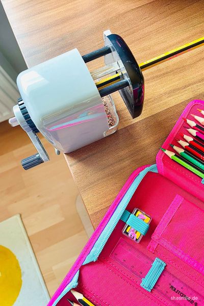 Dinge, die in keinem Schulkinder-Haushalt fehlen dürfen? Eine Spitzmaschine! Ich liebe das Teil einfach und weiss nicht, warum ich nicht schon viel früher drauf gekommen bin. Als Kind hab ich mir teilweise Blasen an die Hände gespitzt, wenn ich mein Stiftesammlung einmal durchspitzen wollte. Das hat jetzt ein Ende und es macht auch noch so viel mehr Spaß!