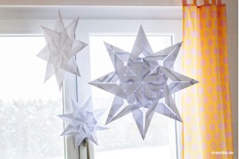 Sterne basteln mit (Schnittmuster-) Papier als Deko für Weihnachten
