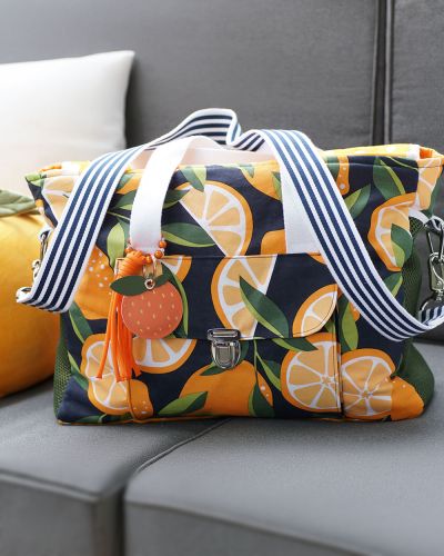 Den Poppy-Stoff mit den Orangen habe ich zufällig im Stoffgeschäft um die Ecke entdeckt und wusste sofort: Daraus nähe ich eine Tasche 🍊 Als Lisse zum #genähtgezeigtgeschenkt2026 aufgerufen hat, war für mich schnell klar: Es wird eine Big Elli 😊 Im Moment brauche ich für meinen Alltag große Taschen, in denen ich Unterlagen und alles, was ich so mitnehme, gut verstauen kann.
Soweit ich gesehen habe, wurde die Big Elli bisher meist entweder mit einer Reißverschlusstasche auf der Vorderseite oder mit zwei Klappentaschen genäht. Ich wollte einmal etwas anderes ausprobieren und habe mich für nur eine große Klappentasche entschieden. Ich freue mich schon riesig: morgen darf sie zum ersten Mal mit mir nach draußen 🧡