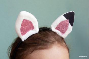 Einen schwarz-weiss-rosa-glitzer Pandy Haarreif mit Katzenohren nähen